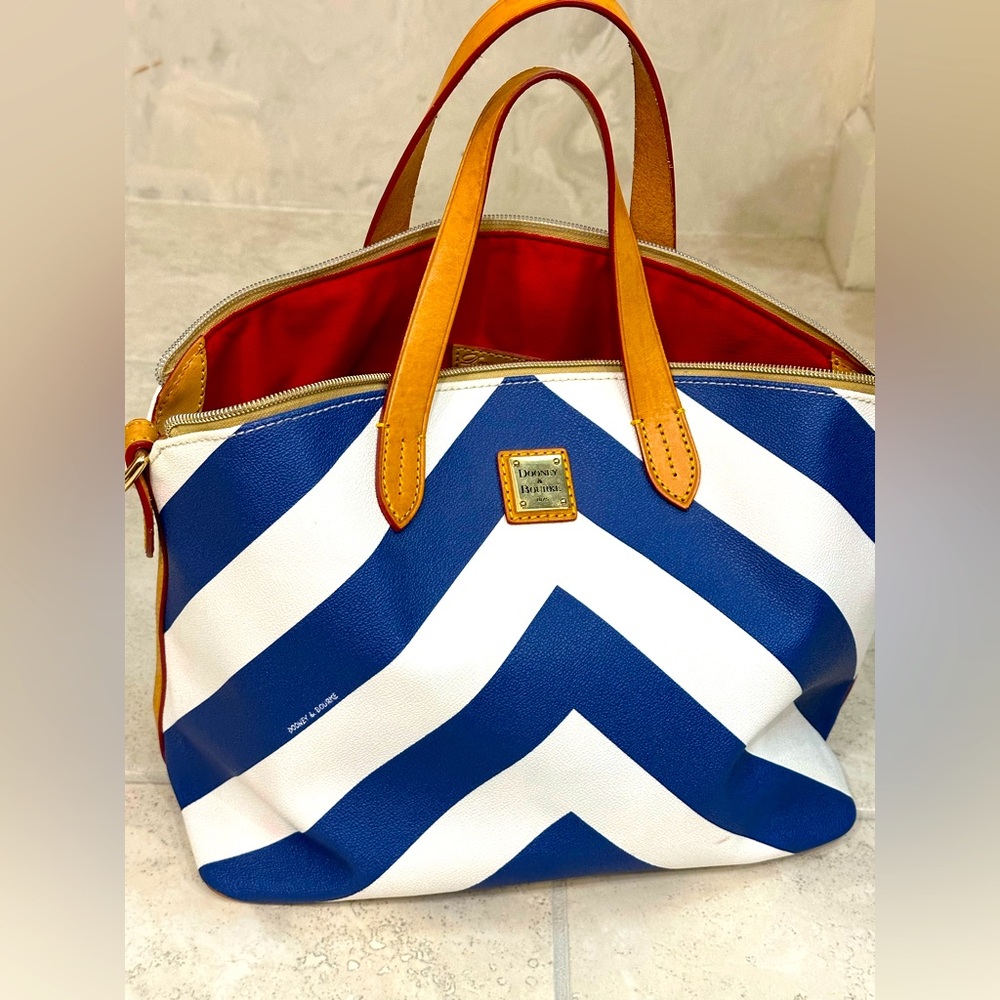 Dooney and Bourke Chevron purse! I’m amazing condition .